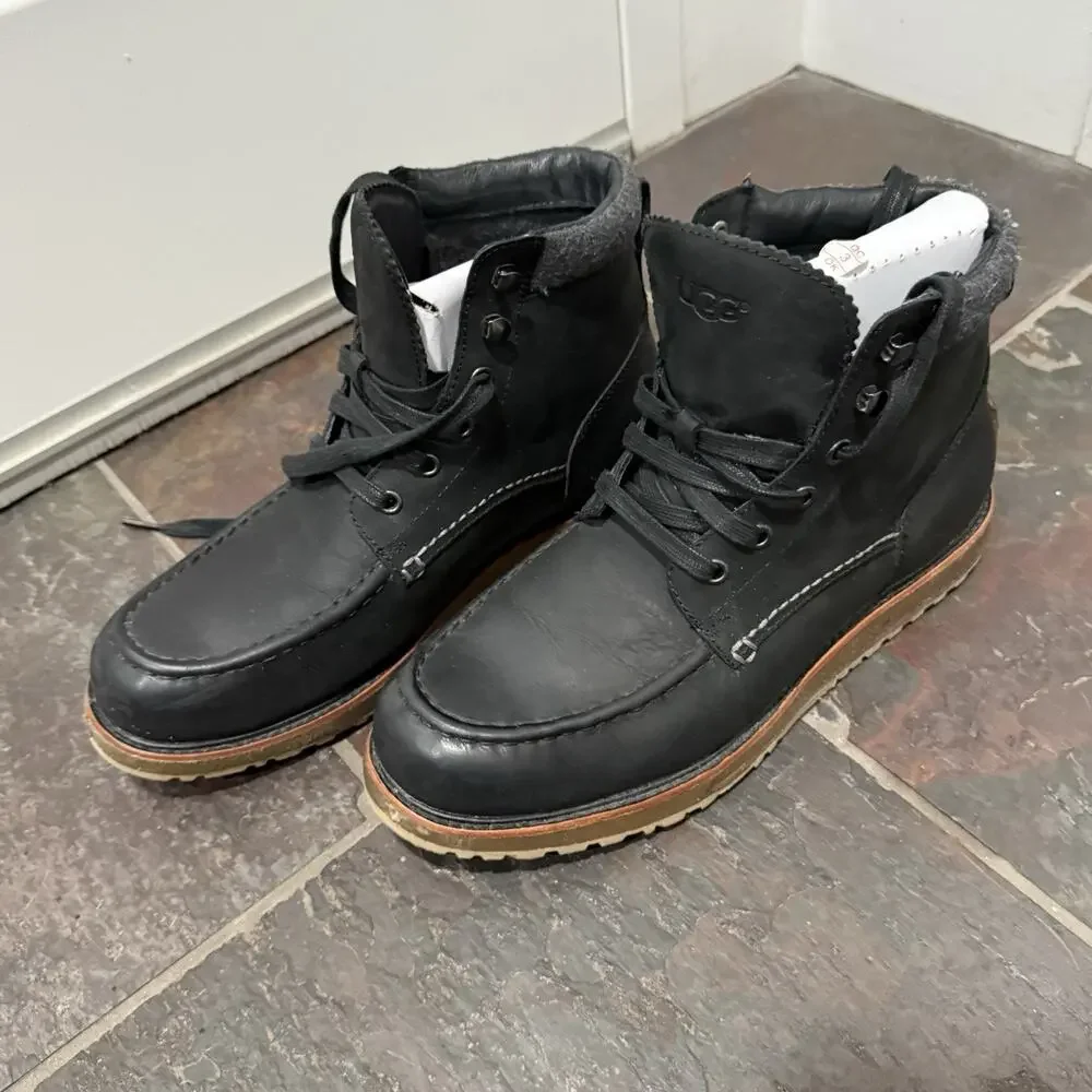 New In Box UGG Men's 8.5 Merrick Black Leather Ankle Boots Moc-toe Waterproof
